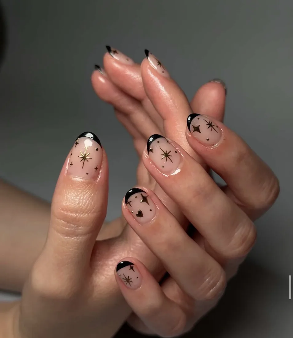 Short nude nails with minimal black dot and line art