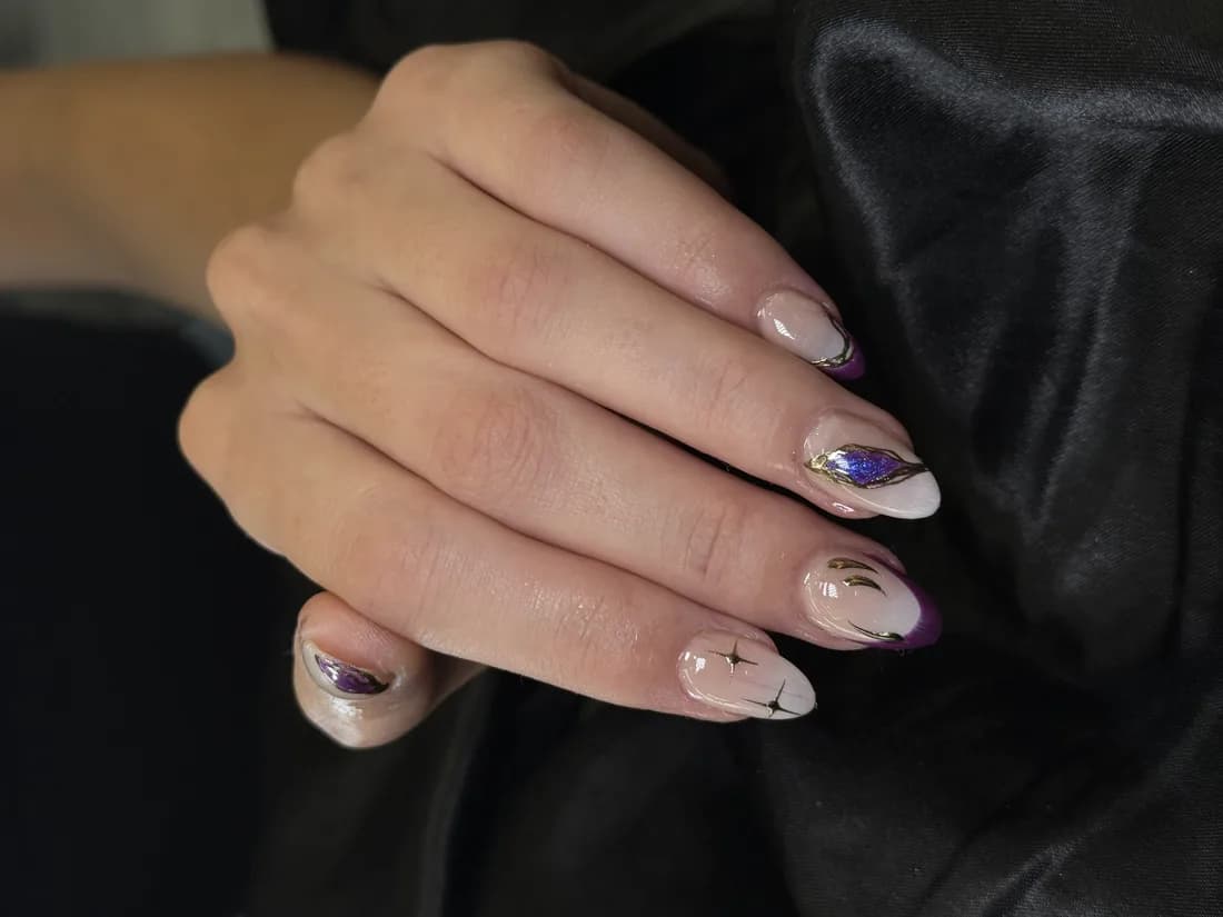 Short nude nails with subtle minimal detailing